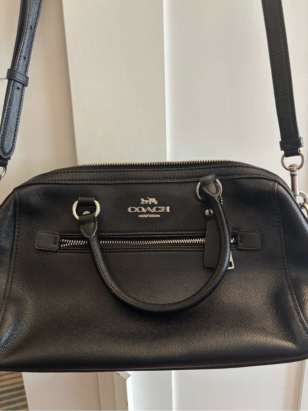 Woman’s coach leather satchel bag like New.